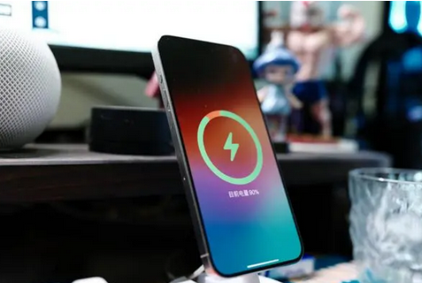 喜德苹果15换屏服务分享用什么充电器给iPhone15充电更好 